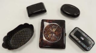 ASSORTED COLLECTABLES, comprising tortoiseshell cigarette case, two horn snuff boxes, papier-mâché
