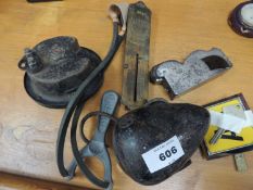 VINTAGE SMALL SMOOTHING PLANE, AA badge, vehicle lamp and horn, etc. Provenance: private