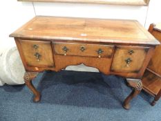 WALNUT KNEEHOLE DRESSING TABLE, in early Georgian style, width 95cm, depth 44.5cm, height 70cm
