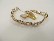 9CT GOLD GATE LINK BRACELET, with padlock clasp, 4.3g, and a single 18ct gold chain cufflink, 4.