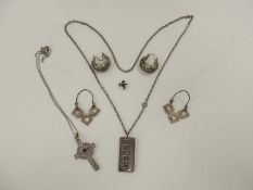 ASSORTED SILVER JEWELLERY including Elizabeth II Silver Jubilee 1977 silver ingot, Celtic cross