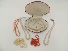 CORAL BEAD CHOKER NECKLACE, 41.5cms (l), further coral necklace, and simulated pearl necklaces (4)