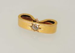 EDWARDIAN 15CT GOLD GEM SET SCARF CLIP, centred with round cut white stone, possibly white sapphire,