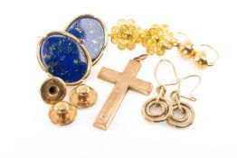 ASSORTED GOLD JEWELLERY comprising 9ct gold circle design earrings, 9ct gold lapis lazuli