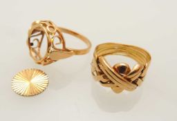 18CT GOLD KNOT RING, size O, 7.4g; and a further 18ct gold ring, size P, 3.6g, with a detached
