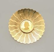 VENEZUELA GOLD COMMEMORATIVE COIN BROOCH, centred with a Naiguatá coin, within a radiating sun