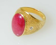 GENT'S CABOCHON RUBY & DIAMOND RING, central ruby of approx. 18 x 11mms, textured shoulders set with