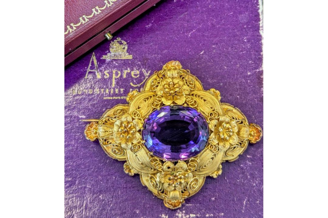 FINE YELLOW METAL FILIGREE AMETHYST BROOCH, rhombus shape with delicate flowerhead and scroll - Image 2 of 2