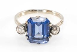 WHITE METAL SAPPHIRE & DIAMOND THREE STONE RING, the large central emerald cut sapphire (10 x 8mms
