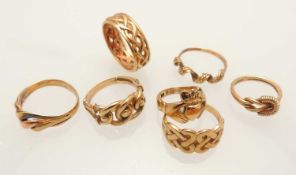 ASSORTMENT OF 9CT GOLD RINGS, including Clodagh ring, size D/E, and six further rings including