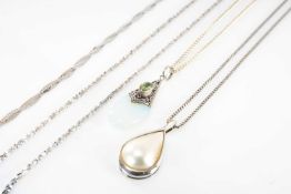 GROUP OF JEWELLERY comprising 9ct white gold spiral chain, 9ct white gold fine bracelet, 9ct white