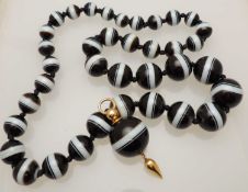 VICTORIAN AGATE BEAD NECKLACE, striking dark brown beads banded with white, largest 22mms (diam.),