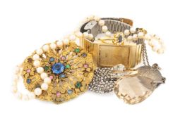 GROUP OF JEWELLERY comprising cultured strand of pearls with 9ct gold and sapphire clasp, 2 x