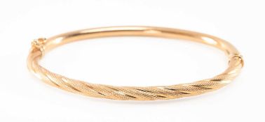 18CT GOLD SPRING HINGED BANGLE, spiral and plain design, stamped '750', safety clasp, 7.4gms
