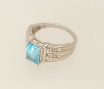 10CT WHITE GOLD GEM SET DRESS RING, centred with a rectangular cut blue topaz (untested), size N/