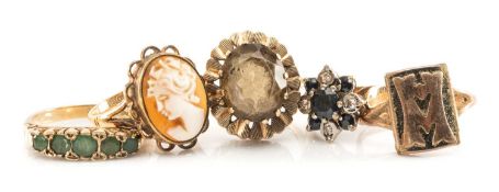 FIVE 9CT GOLD RINGS comprising five stone green gem ring, 'M' ring, smoky quartz ring, sapphire &