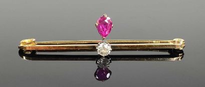 DIAMOND & RUBY BAR BROOCH in 18ct gold, pear shaped ruby of approx. 0.5ct, suspended beneath a