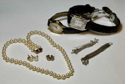 LOTUS CULTURED PEARL CHOKER NECKLACE, with 9ct gold clasp, 41cms (l), together with pair of well-