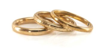 THREE 9CT GOLD NARROW WEDDING BANDS, two plain, one with herringbone engraving, 7.7gms gross (3)