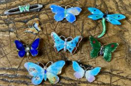 ASSORTMENT OF ENAMELLED BROOCHES, mostly butterflies but also including a dragonfly brooch, maker