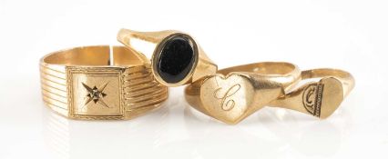 FOUR 9CT GOLD RINGS comprising diamond chip ring, onyx set ring and two heart engraved rings, 8.7gms