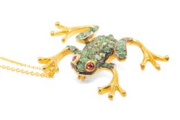 SILVER & SILVER GILT TREE FROG PENDANT / BROOCH, set with emeralds to the body and cabochon ruby