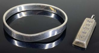 MODERNIST SILVER BANGLE, cuff size 65mms, 38g; also a Queen Elizabeth II Silver Jubilee ingot