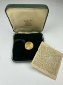 ISLE OF MAN BICENTENARY GOLD COMMEMORATIVE COIN, 1965, 7.98g, with original green box Provenance: