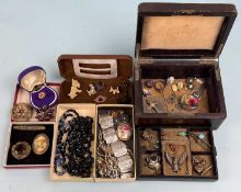 LEATHER JEWELLERY BOX, containing assorted Victorian and later jewellery Provenance: private