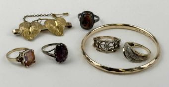 ASSORTED JEWELLERY, including 9ct gold twin-leaf brooch, three 9ct gold gem-set rings, including