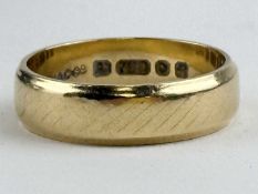 18CT GOLD FINELY CHASED WEDDING RING, size P, 5.8g