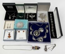 GOOD ASSORTMENT OF SILVER / WHITE METAL JEWELLERY, including stone-set articulated clown pendant