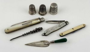 SILVER / WHITE METAL COLLECTABLES GROUP, including Edwardian thimble, size 9, Charles Horner,