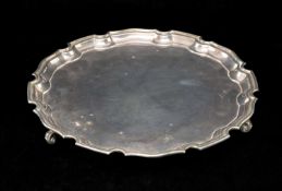 ELIZABETH II SILVER SALVER, Sheffield 1989, piecrust edge, three scrolled feet, 26cms (diam.), 18.