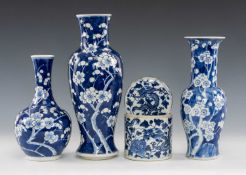 ASSORTED CHINESE BLUE & WHITE PORCELAIN, later Qing dynasty, comprising cylindrical dragon painted