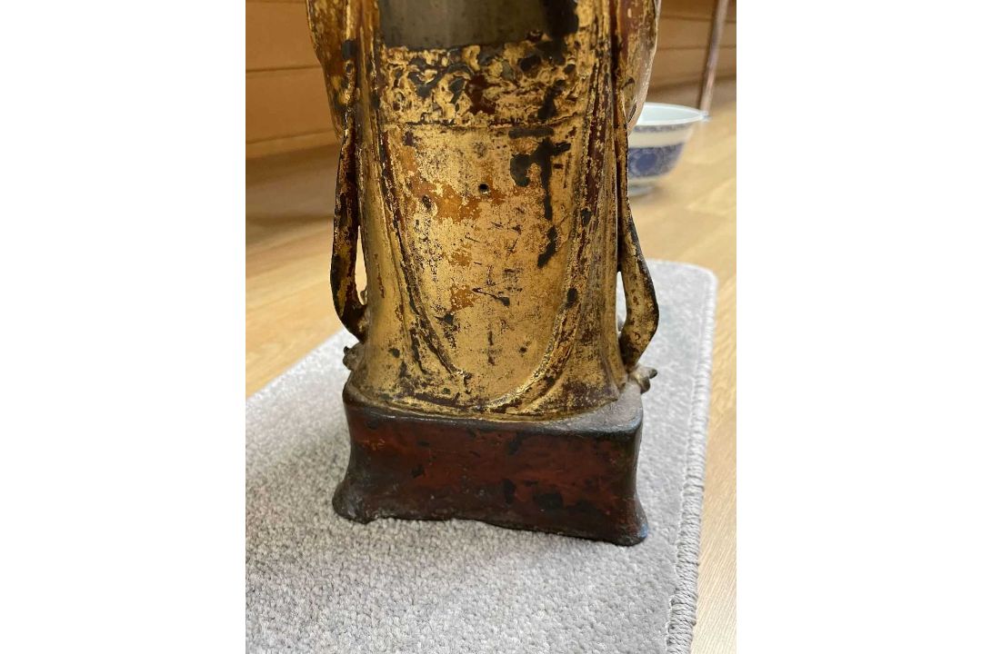 MING DYNASTY GILT LACQUERED BRONZE FIGURE OF AN OFFICIAL, late 17th C, standing in flowing robes - Image 8 of 9