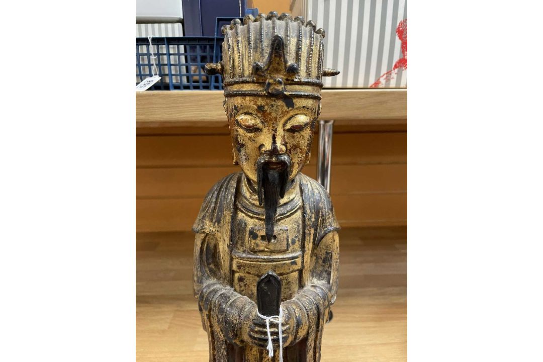MING DYNASTY GILT LACQUERED BRONZE FIGURE OF AN OFFICIAL, late 17th C, standing in flowing robes - Image 4 of 9