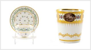 FLIGHT BARR & BARR, WORCESTER PORCELAIN TEACUP & SAUCER, painted with Chantilly sprig pattern,
