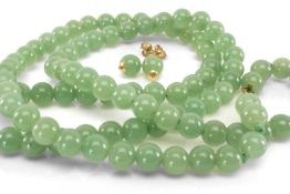 ORIENTAL JADEITE APPLE GREEN BEADED NECKLACE, beads a uniform size and colour, approx. 8mms (diam.),