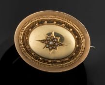 VICTORIAN YELLOW METAL OVAL MEMORIAL BROOCH, 42mms (w), 13.7g Provenance: consigned from Swansea