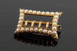 VICTORIAN GOLD & PEARL BUCKLE BROOCH, 24 x 17mms, 5.4g Provenance: private collection Gwynedd