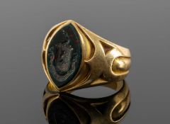 GENT'S 18CT GOLD BLOODSTONE SIGNET RING, size O, 11.3g Provenance: private collection Gwynedd