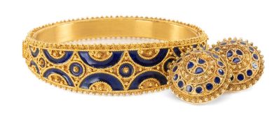 18CT GOLD ETRUSCAN REVIVAL HINGED BANGLE YELLOW METAL EAR CLIPS, decorated with navy blue