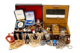 ASSORTED SILVER & COSTUME JEWELLERY Provenance: private collection Cardiff Comments: generally
