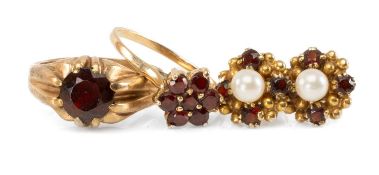 9CT GARNET MOUNTED JEWELLERY, comprising gent's single-stone ring with fluted shoulders and