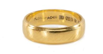 18CT GOLD FINELY CHASED WEDDING RING, ring size P, 5.8g Provenance: private collection Cheshire