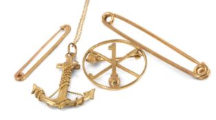 GOLFING INTEREST: 9CT GOLD 'HOLE IN ONE' BROOCH, 29mms, 4.1g; together with 9ct gold safety pin