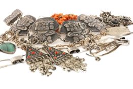 ASSORTED SILVER & COSTUME JEWELLERY comprising silver Aztec style bracelet, pair of malachite