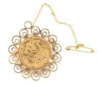 GEORGE V GOLD HALF SOVEREIGN BROOCH, 1914, scrolled frame, 7.6g Provenance: consigned from Swansea
