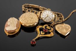ASSORTED 9CT GOLD JEWELLERY & WRISTWATCH, comprising shell cameo brooch, heart locket, oval
